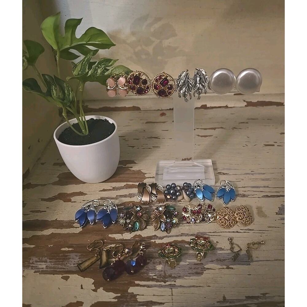 Lot of Vtg Rhinestones Filigree Classic Fashion Jewelry Cluster Clip-On Earrings